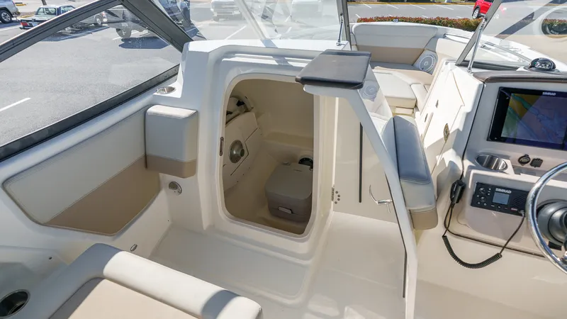 Slide: The Image of Boston Whaler 210 Vantage 2024 - 29