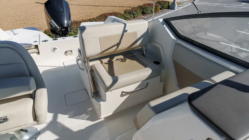 Slide: The Image of Boston Whaler 210 Vantage 2024 - 31