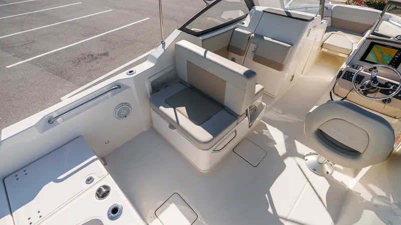 Slide: The Image of Boston Whaler 210 Vantage 2024 - 33