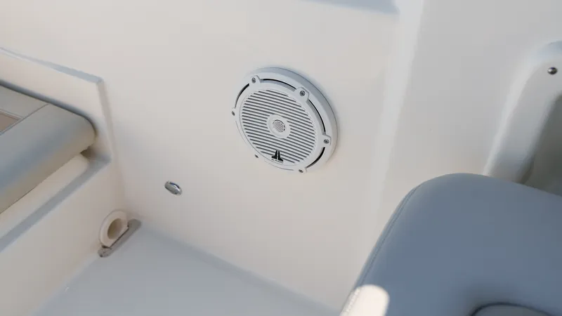 Slide: The Image of Boston Whaler 210 Vantage 2024 - 38