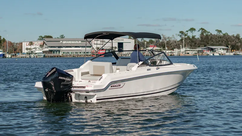 Slide: The Image of Boston Whaler 210 Vantage 2024 - 6