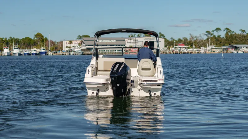 Slide: The Image of Boston Whaler 210 Vantage 2024 - 8