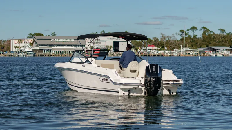 Slide: The Image of Boston Whaler 210 Vantage 2024 - 9