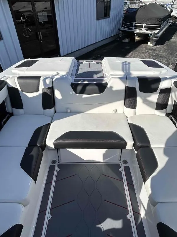 Slide: The Image of Malibu M220 2024 - 13