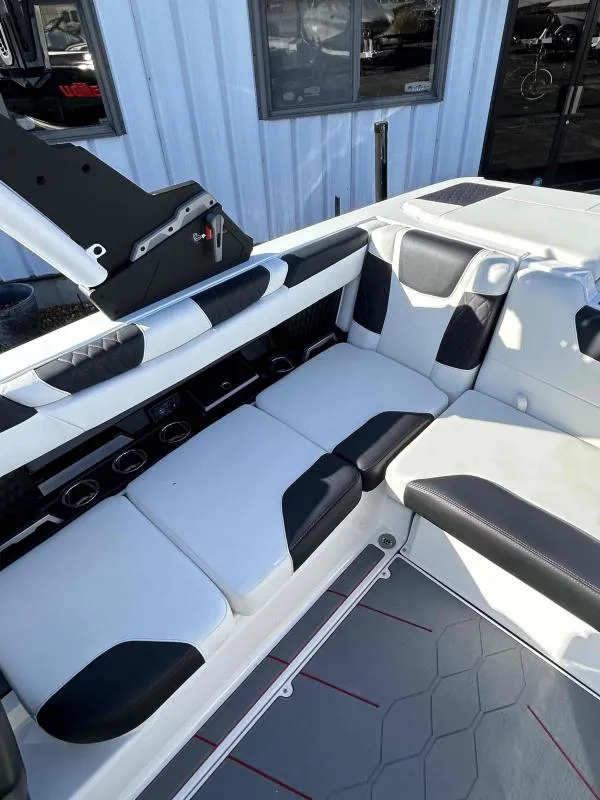 Slide: The Image of Malibu M220 2024 - 14