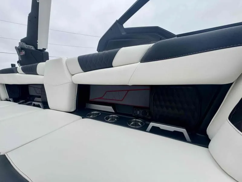 Slide: The Image of Malibu M220 2024 - 17