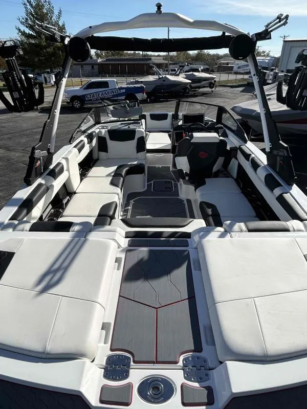 Slide: The Image of Malibu M220 2024 - 19