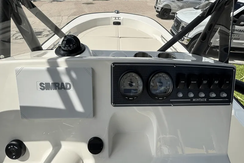 Slide: The Image of Boston Whaler 190 Montauk 2025 - 12