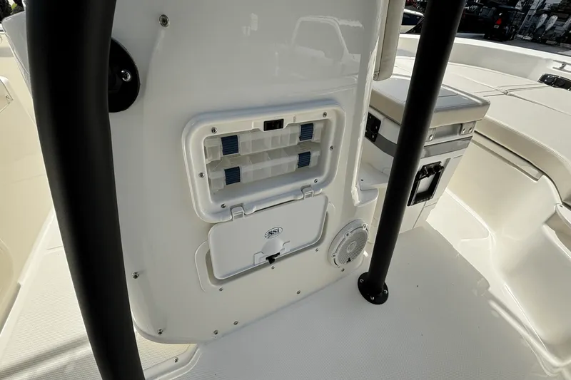 Slide: The Image of Boston Whaler 190 Montauk 2025 - 13