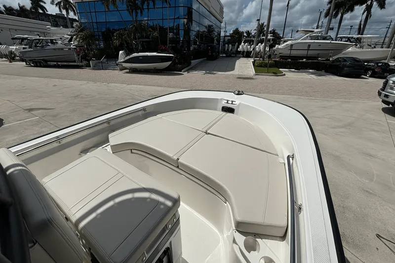 Slide: The Image of Boston Whaler 190 Montauk 2025 - 14