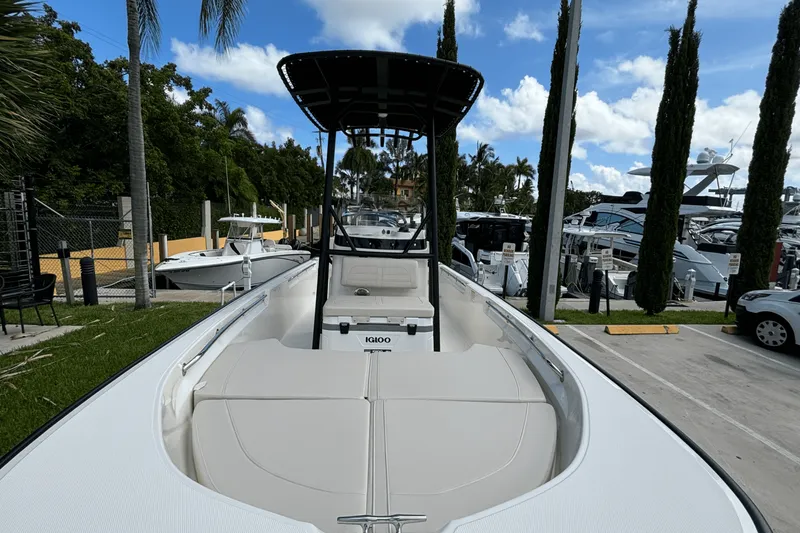 Slide: The Image of Boston Whaler 190 Montauk 2025 - 15