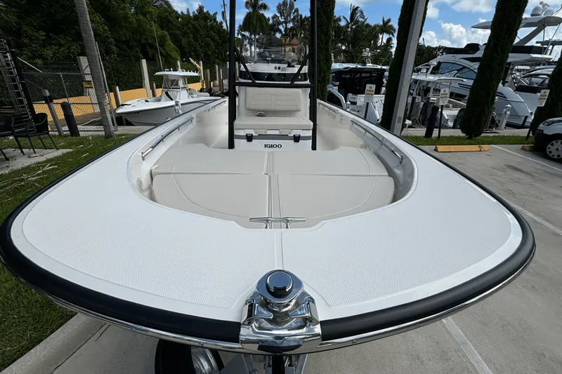 Slide: The Image of Boston Whaler 190 Montauk 2025 - 16