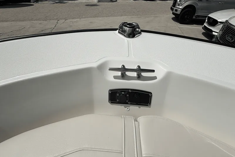 Slide: The Image of Boston Whaler 190 Montauk 2025 - 17