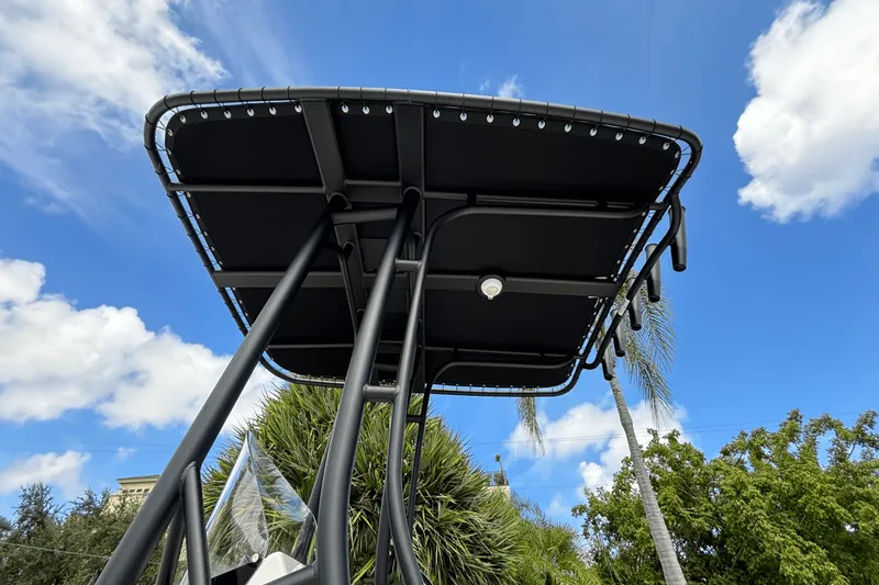 Slide: The Image of Boston Whaler 190 Montauk 2025 - 18