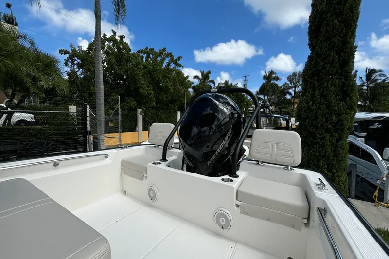Slide: The Image of Boston Whaler 190 Montauk 2025 - 7