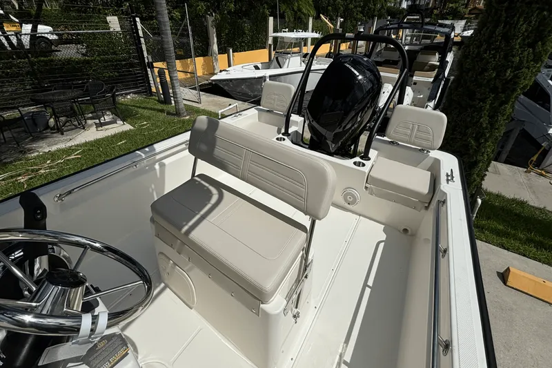 Slide: The Image of Boston Whaler 190 Montauk 2025 - 8