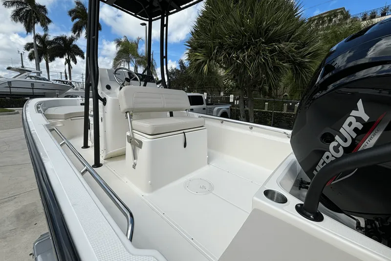 Slide: The Image of Boston Whaler 190 Montauk 2025 - 9