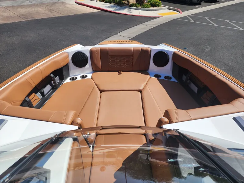 Slide: The Image of Malibu 23 MXZ 2026 - 14