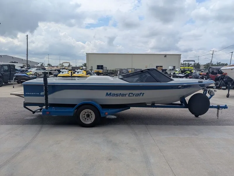 Slide: The Image of MasterCraft ProStar 1990 - 3