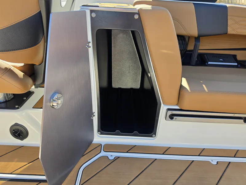 Slide: The Image of Malibu Wakesetter 25 LSV 2022 - 36