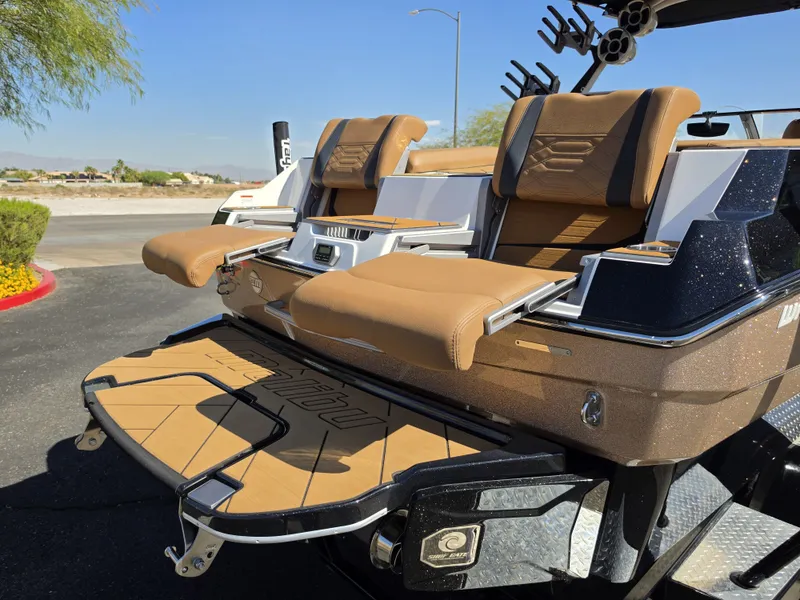 Slide: The Image of Malibu Wakesetter 25 LSV 2022 - 10