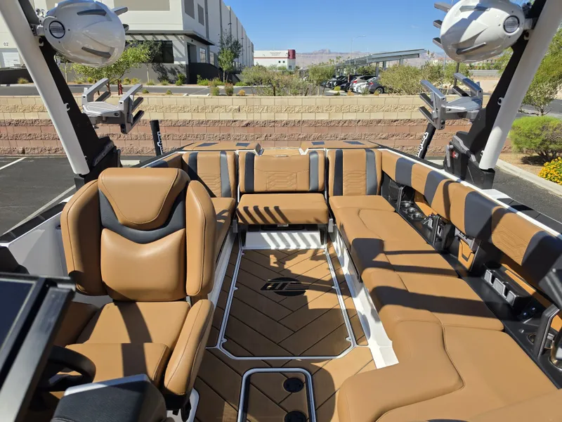 Slide: The Image of Malibu Wakesetter 25 LSV 2022 - 18