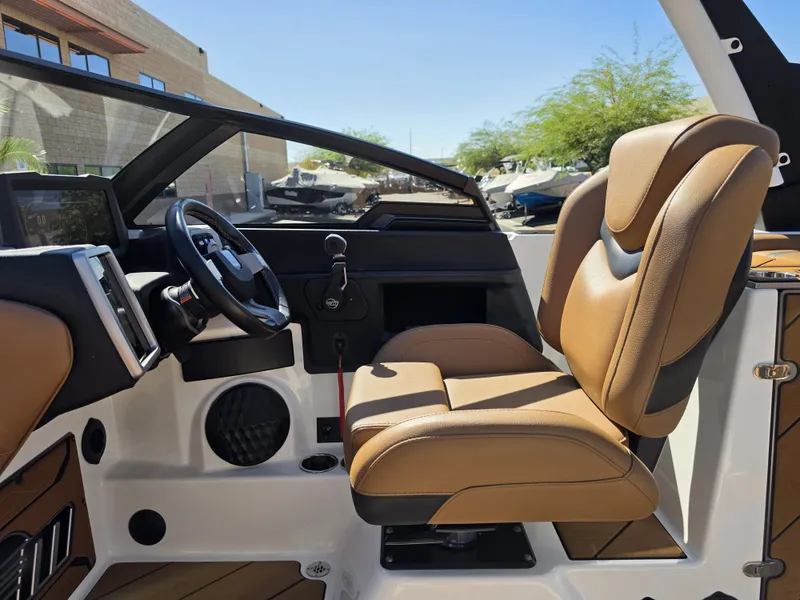 Slide: The Image of Malibu Wakesetter 25 LSV 2022 - 20