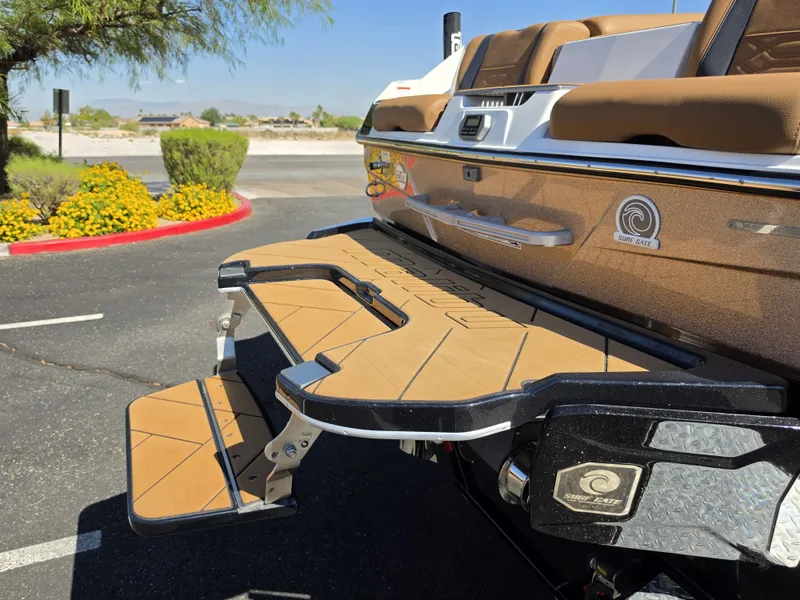 Slide: The Image of Malibu Wakesetter 25 LSV 2022 - 9