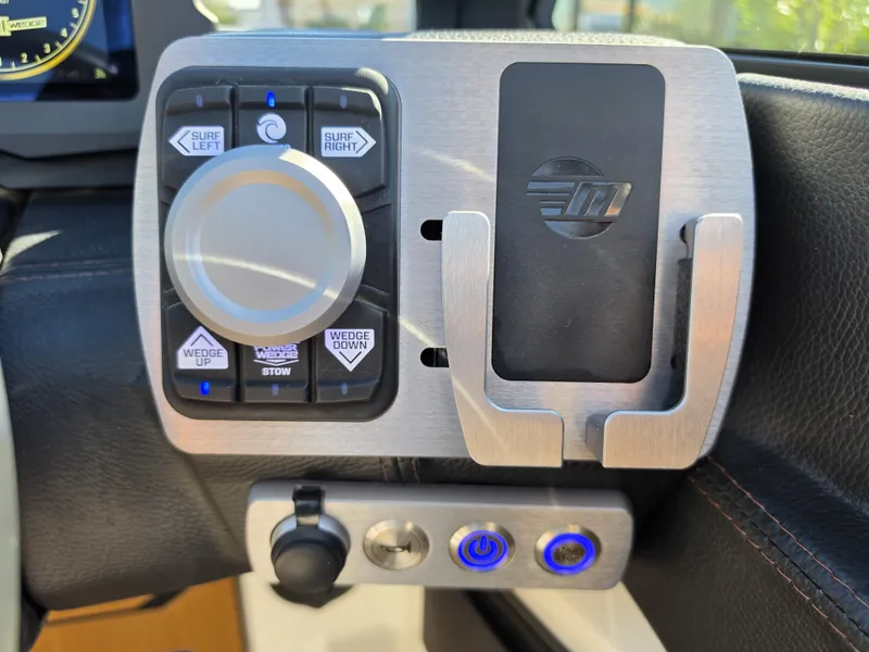 Slide: The Image of Malibu Wakesetter 25 LSV 2022 - 26