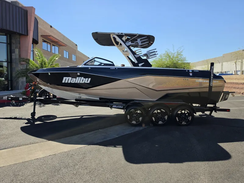 Slide: The Image of Malibu Wakesetter 25 LSV 2022 - 4