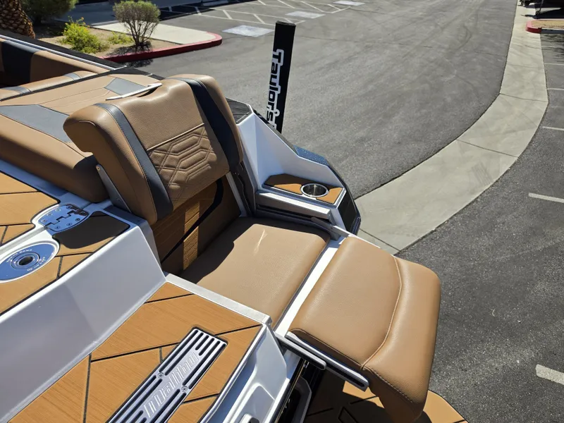 Slide: The Image of Malibu Wakesetter 25 LSV 2022 - 45