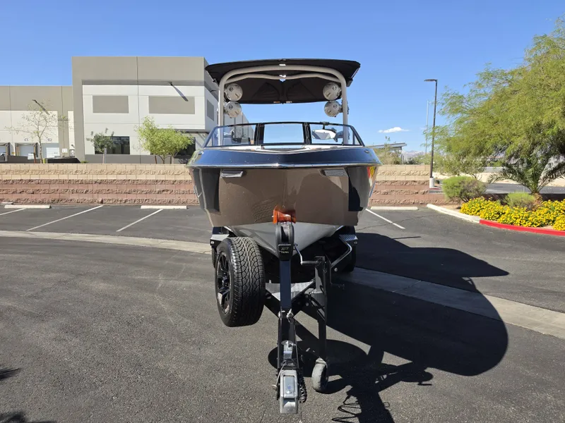 Slide: The Image of Malibu Wakesetter 25 LSV 2022 - 2