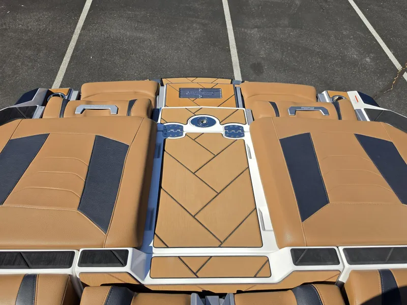 Slide: The Image of Malibu Wakesetter 25 LSV 2022 - 37