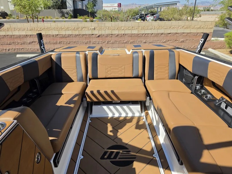 Slide: The Image of Malibu Wakesetter 25 LSV 2022 - 32