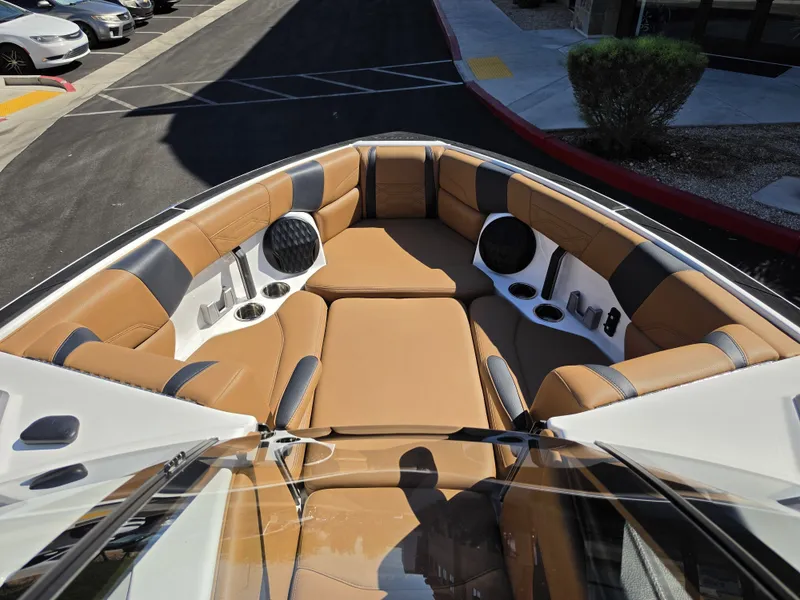 Slide: The Image of Malibu Wakesetter 25 LSV 2022 - 17