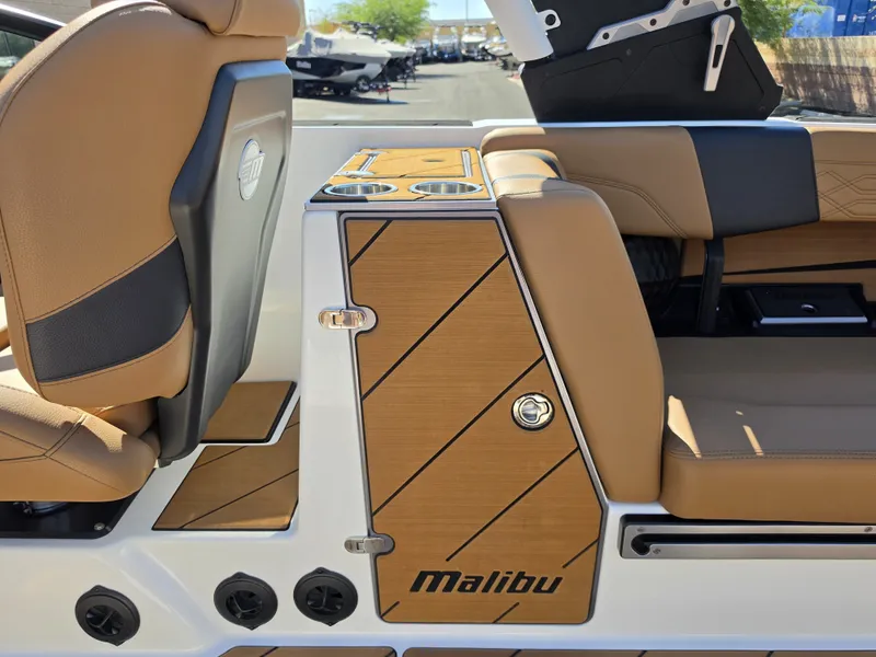 Slide: The Image of Malibu Wakesetter 25 LSV 2022 - 35