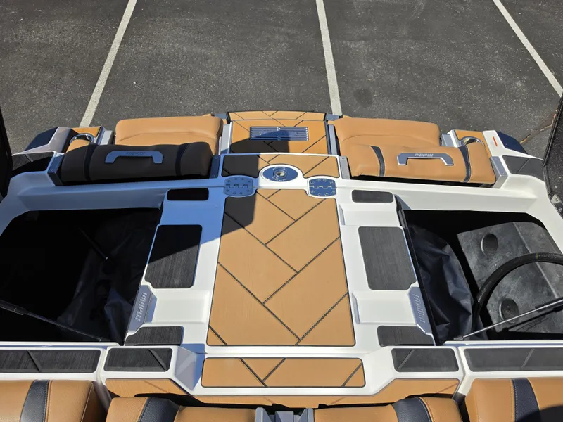 Slide: The Image of Malibu Wakesetter 25 LSV 2022 - 38