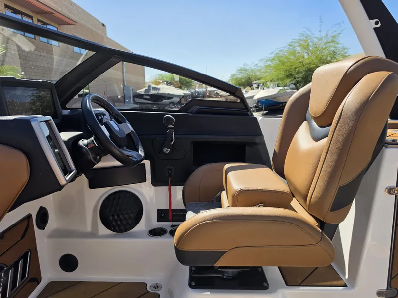 Slide: The Image of Malibu Wakesetter 25 LSV 2022 - 21
