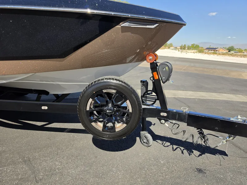 Slide: The Image of Malibu Wakesetter 25 LSV 2022 - 47