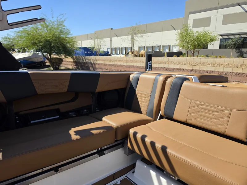 Slide: The Image of Malibu Wakesetter 25 LSV 2022 - 33