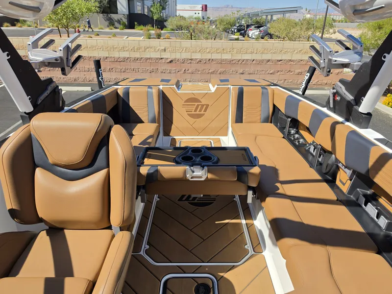 Slide: The Image of Malibu Wakesetter 25 LSV 2022 - 19