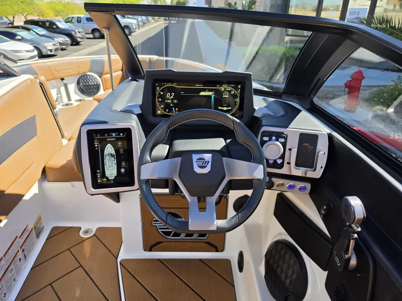 Slide: The Image of Malibu Wakesetter 25 LSV 2022 - 22