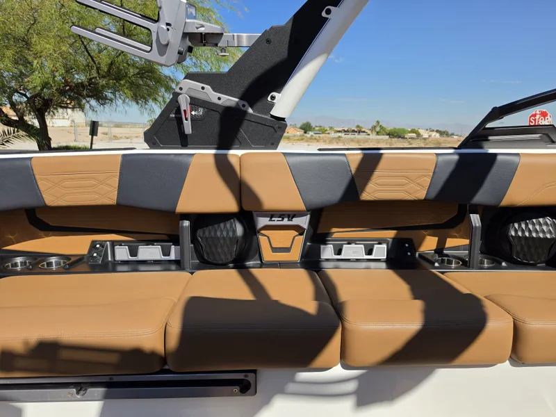 Slide: The Image of Malibu Wakesetter 25 LSV 2022 - 30