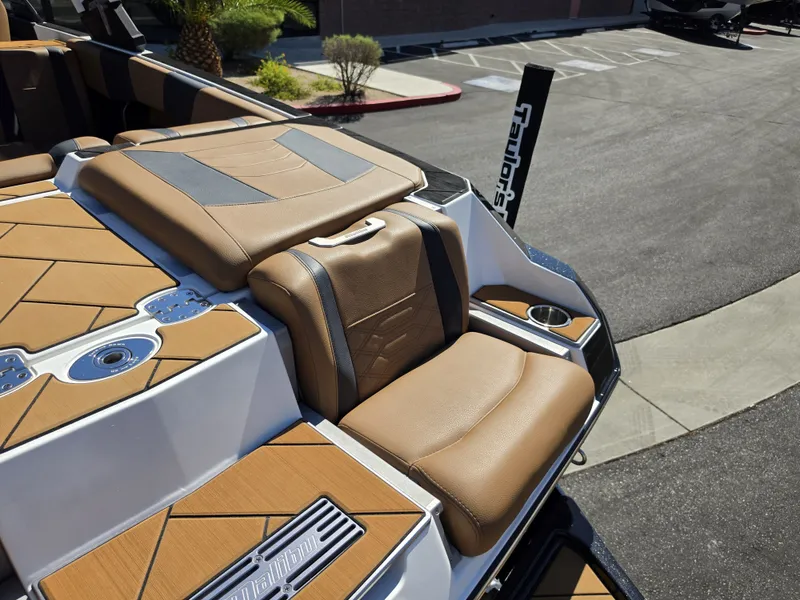 Slide: The Image of Malibu Wakesetter 25 LSV 2022 - 44