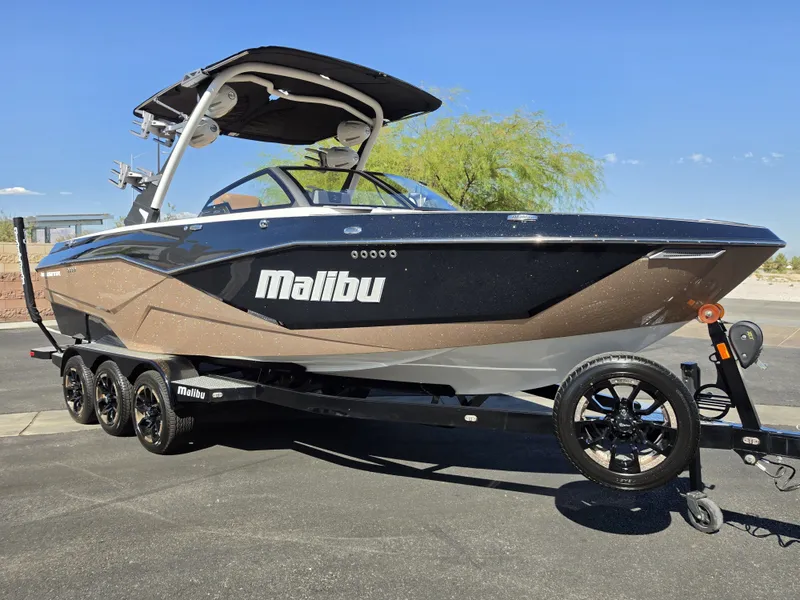 Slide: The Image of Malibu Wakesetter 25 LSV 2022 - 1