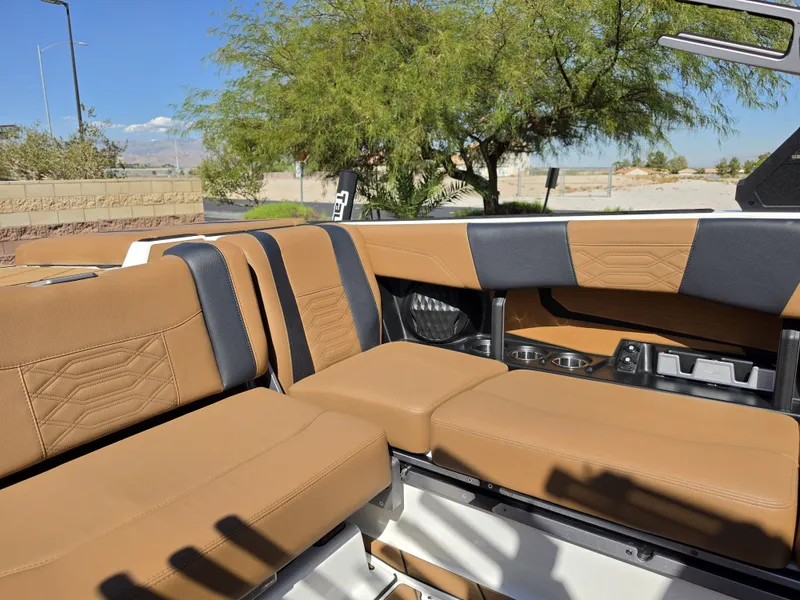 Slide: The Image of Malibu Wakesetter 25 LSV 2022 - 31
