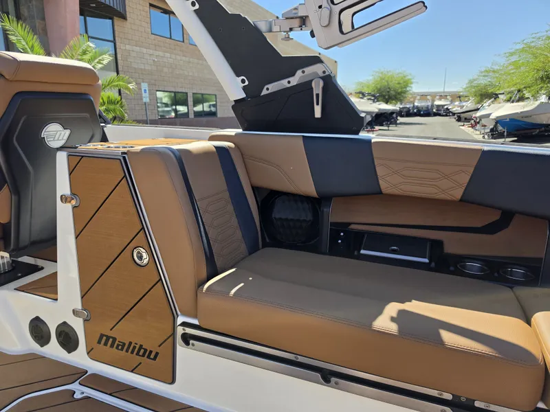 Slide: The Image of Malibu Wakesetter 25 LSV 2022 - 34