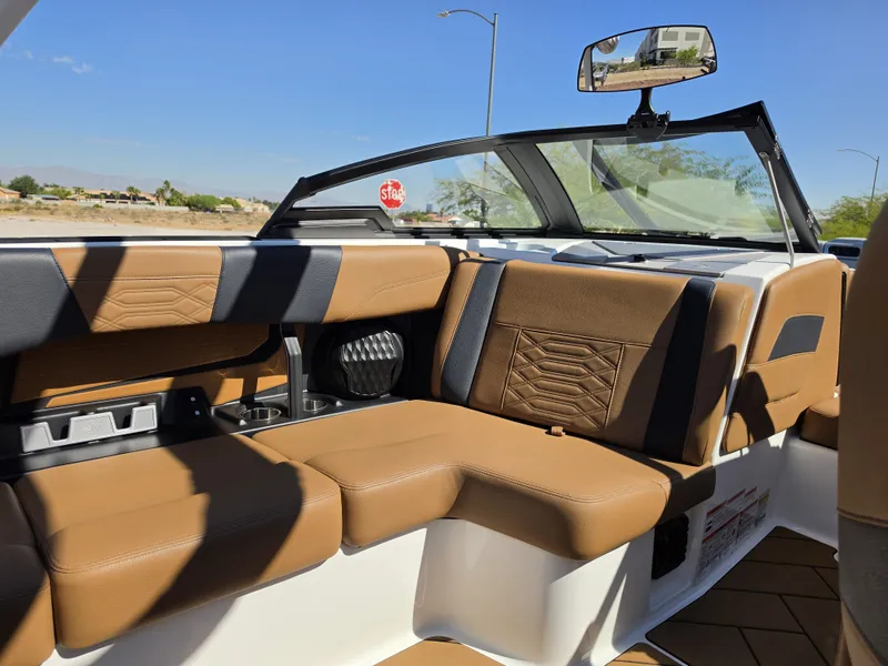 Slide: The Image of Malibu Wakesetter 25 LSV 2022 - 29