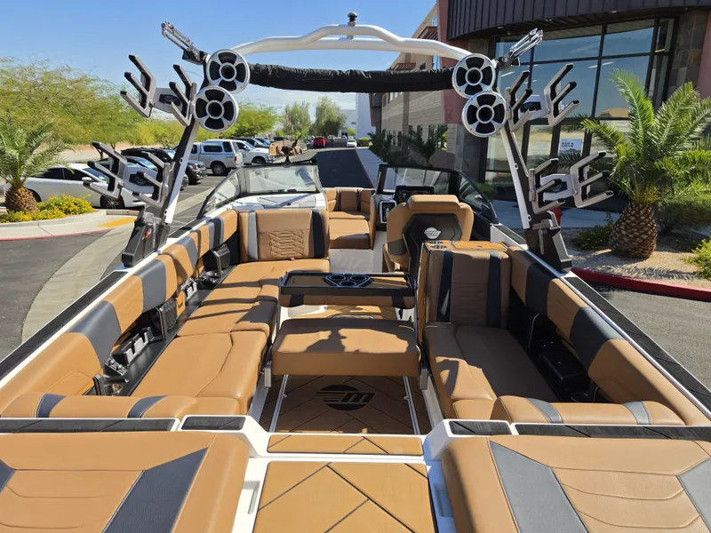 Slide: The Image of Malibu Wakesetter 25 LSV 2022 - 15