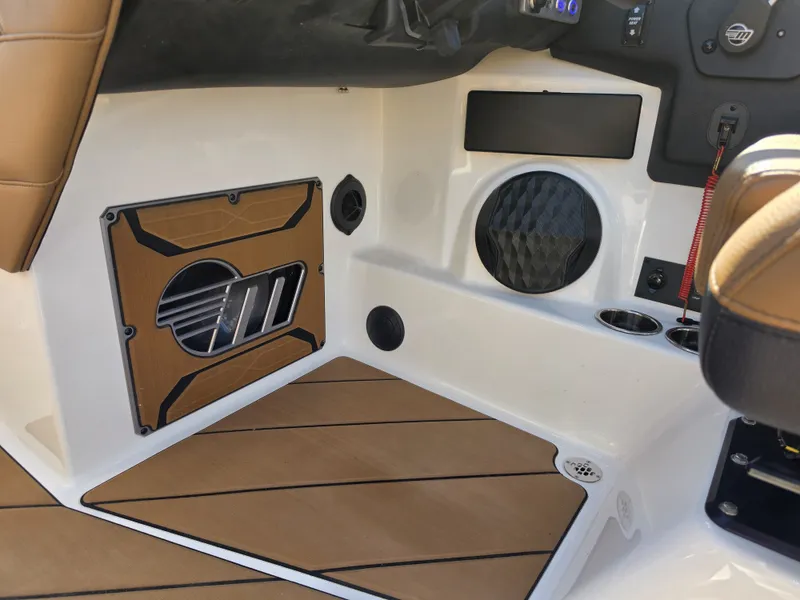 Slide: The Image of Malibu Wakesetter 25 LSV 2022 - 27